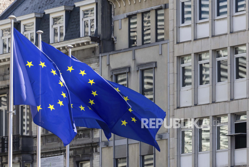 Bendera Uni Eropa berkibar menjelang KTT Uni Eropa di Brussels, Kamis, 27 Juni 2024.