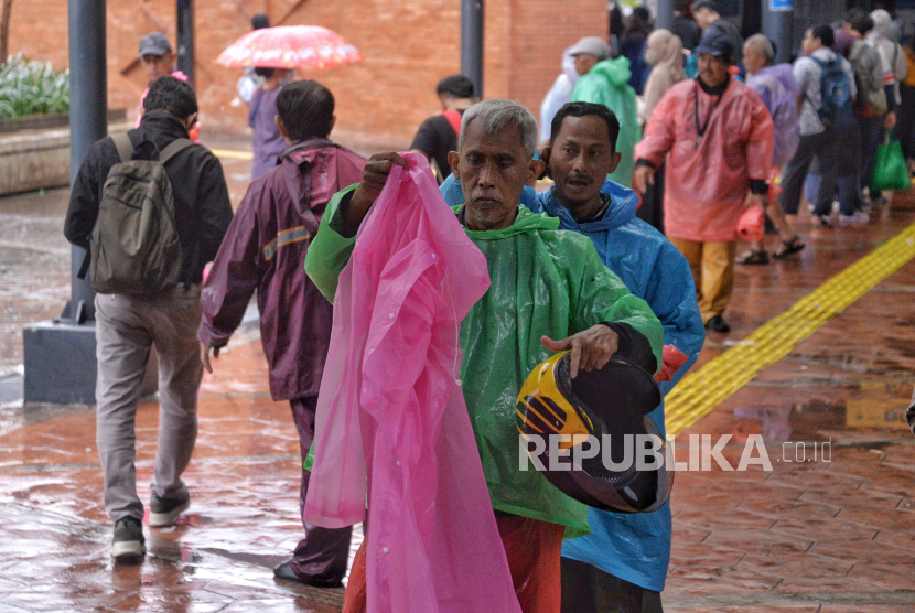 Sejumlah tukang ojek pangkalan dengan mengenakan jas hujan mencari penumpang di Stasiun Tebet, Jakarta. Sebagian wilayah di Indonesia diperkirakan mengalami hujan pada hari ini.