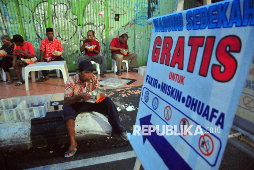 Sejumlah warga berbuka puasa di Warung Sedekah, di Jalan Ahmad Yani, Kota, Kudus, Jawa Tengah, Kamis (6/3/2025). Warung sedekah saat bulan Ramadhan tersebut menyediakan hingga 350 paket makanan dan minuman yang dibagikan secara gratis kepada warga kurang mampu untuk berbuka puasa atau dibawa pulang. 