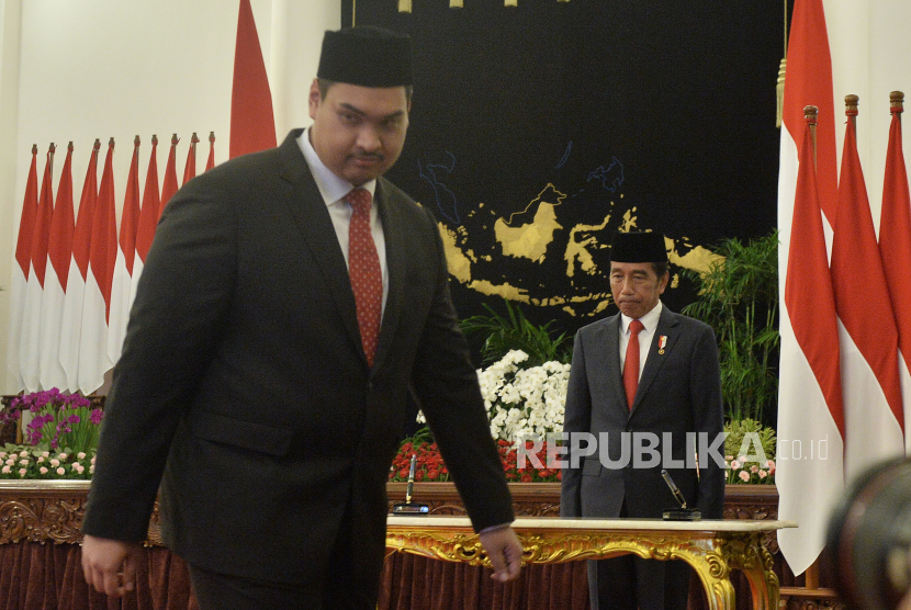 Presiden Joko Widodo (kanan) dan Menpora Dito Ariotedjo saat acara pelantikan di Istana Negara, Jakarta, Senin (3/4/2023). Dito Ariotedjo dilantik sebagai menpora menggantikan Zainudin Amali yang mengundurkan diri. 