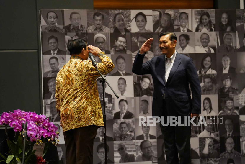 Menteri Pertahanan Prabowo Subianto menghadiri perayaan hari ulang tahun (HUT) ke-76 Menteri Koordinator Bidang Kemaritiman dan Investasi (Menko Marves) Luhut Binsar Pandjaitan di Sopo Del Tower, Kuningan, Jakarta Selatan, Kamis (28/9) malam. 