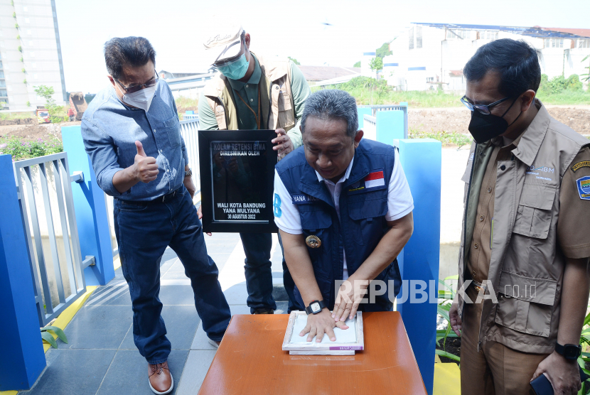 Wali Kota Bandung Yana Mulyana meresmikan Kolam Retensi Bima, di Jalan Bima, Kota Bandung, Selasa (30/8). Keberadaan kolam retensi itu diharapkan dapat meminimalisasi dampak banjir di wilayah tersebut.