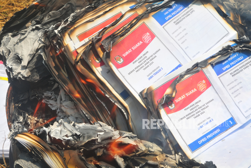 Surat suara rusak dimusnahkan dengan cara dibakar di Gudang Logistik KPU. Polda Jatim memastikan pemungutan suara di Sampang, Madura berlangsung aman.