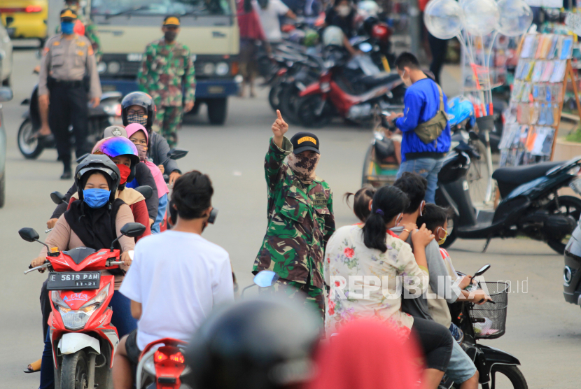 Petugas menertibkan warga yang tidak menggunakan masker saat melintas di jalan Yos Sudarso, Indramayu, Jawa Barat, Ahad (10/5/2020). Penertiban tersebut terkait penerapan Pembatasan Sosial Berskala Besar (PSBB) di Indramayu untuk memutus rantai penyebaran COVID-19