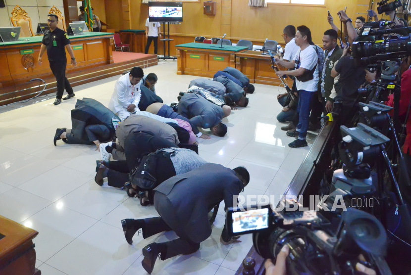 Kuasa hukum Pegi Setiawan melakukan sujud syukur usai sidang Praperadilan Pegi Setiawan di Pengadilan Negeri Bandung, Jalan LRE Martadinata, Kota Bandung, Senin (8/7). Dalam sidang tersebut hakim tunggal Eman Sulaeman memutuskan penetapan tersangka terhadap pemohon berdasarkan surat ketetapan atas nama Pegi Setiawan dinyatakan tidak sah dan batal demi hukum.