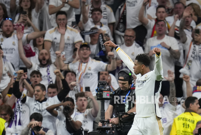 Jude Bellingham dari Real Madrid merayakan bersama rekan satu timnya setelah mencetak gol ketiga timnya selama pertandingan sepak bola La Liga Spanyol antara Real Madrid dan Barcelona di stadion Santiago Bernabeu di Madrid, Spanyol, Senin (22/4/2024) dini hari WIB. 