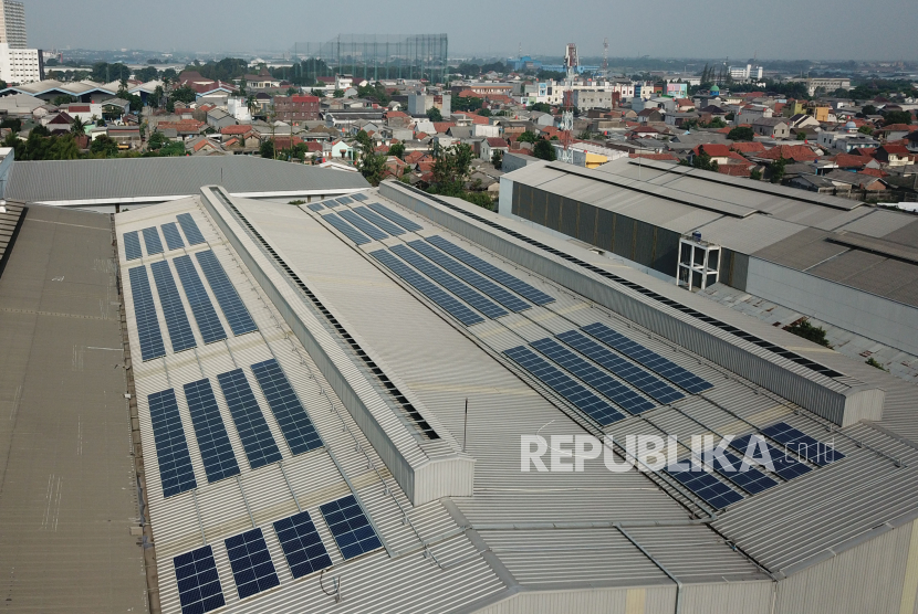 Foto udara panel surya di atap pabrik Schneider Electric di Cikarang, Kabupaten Bekasi, Jawa Barat.