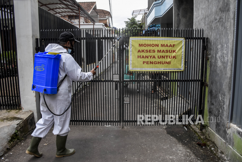 Petugas menyemprotkan cairan disinfektan saat operasi gabungan patroli pengawasan dan penegakan disiplin protokol kesehatan Covid-19 di Antapani Kidul, Kecamatan Antapani, Kota Bandung, Rabu (10/2/2021).