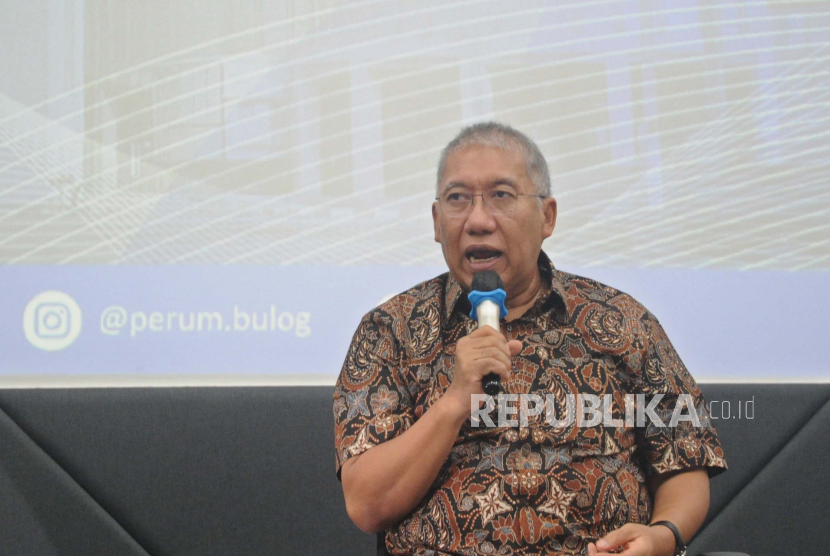 Direktur Utama Perum Bulog Bayu Krisnamurthi menyampaikan paparannya saat acara Ngobrol Bareng Bulog di Bulog University, Jakarta, Kamis (21/12/2023). 
