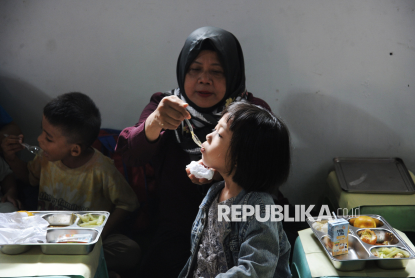 Sejumlah orangtua mendampingi anak balitanya menyantap hidangan makan bergizi gratis (MBG) untuk cegah stunting.