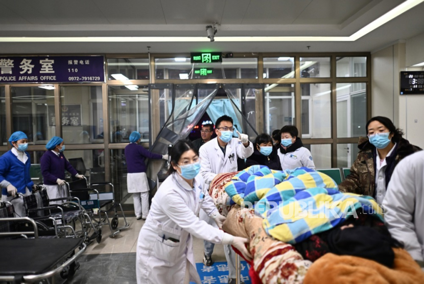 Seseorang yang terluka akibat gempa menerima perawatan di sebuah rumah sakit di Kabupaten Otonomi Minhe Hui dan Tu Kota Haidong, Provinsi Qinghai, Cina, Selasa (19/12/2023). 