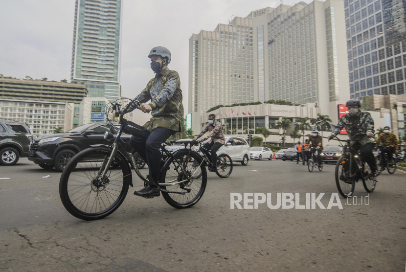 Gubernur DKI Jakarta Anies Baswedan menaiki sepeda saat melakukan inspeksi di kawasan Bundaran HI, Jakarta, Jumat (2/10). Inspeksi itu untuk meninjau fasilitas trotoar dan jalan yang memerlukan perbaikan. Republika/Putra M. Akbar