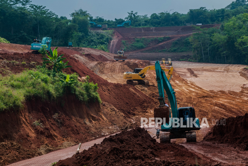 Sejumlah alat berat beroperasi di proyek pembangunan tol Serang-Panibang seksi II di Lebak, Banten, Kamis (5/8/2021). Pembebasan lahan tol Serang-Panimbang pada seksi II telah mencapai 75,21 persen dan seksi III sebesar 64,21 persen dan ditargetkan selesai konstruksi pada Agustus 2023. 