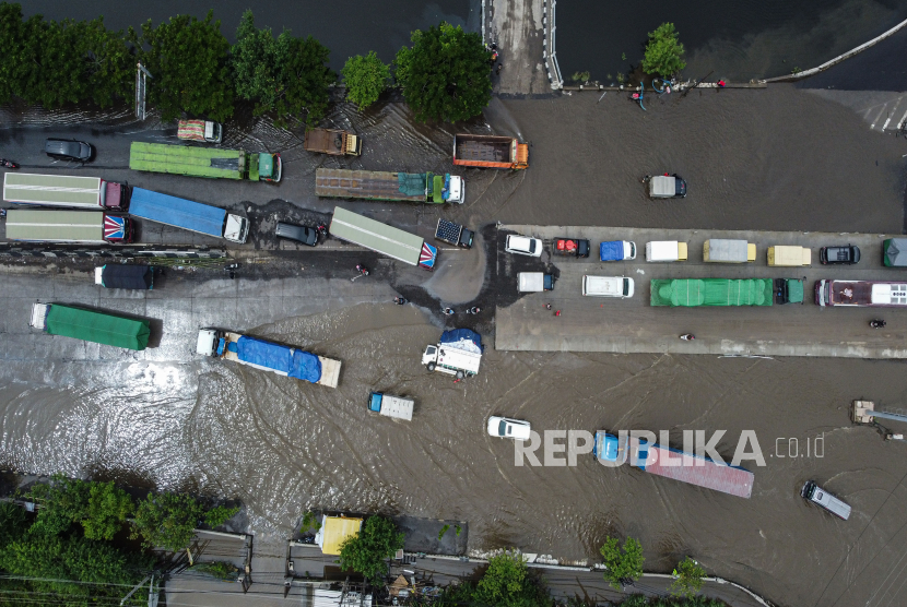 Foto udara sejumlah kendaraan melintas di jalur pantura pascabanjir di kawasan Jalan Kaligawe Raya-Genuk, Semarang, Jawa Tengah, Senin (18/3/2024). 