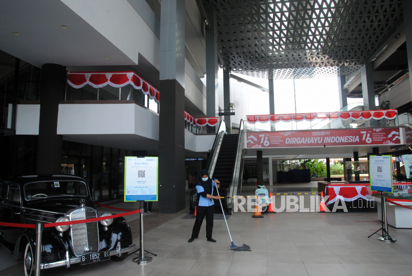 Petugas kebersihan mengepel lantai lobby pusat perbelanjaan Boxies123 Mall, Tajur, Kota Bogor, Jawa Barat, Jumat (20/8/2021). Kementerian Perdagangan menyebutkan pusat perbelanjaan di Kota Bogor masih ditutup untuk umum karena tingkat keterawatan pasien COVID-19 di Kota Bogor masih tinggi sehingga menjadi satu-satunya wilayah di aglomerasi Jabodetabek yang tidak termasuk dalam pelonggaran aturan perpanjangan PPKM. 