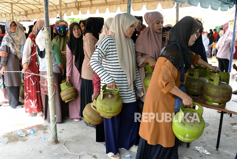 Warga antre membeli gas elpiji bersubsidi 3 kilogram di Aceh, Selasa (23/5/2023). Kelangkaan elpiji 3 kg disebabkan oleh salah distribusi Pertamina.