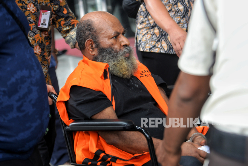 Terdakwa mantan Gubernur Papua Lukas Enembe. Majelis hakim menolak permohonan Lukas Enembe untuk buka rekening dan kembalikan aset.