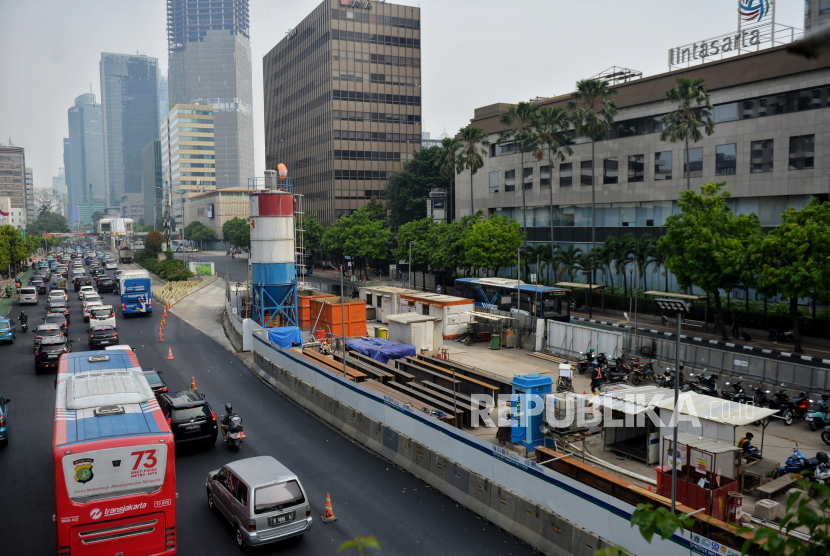 Pekerja beraktivitas di area proyek pembangunan MRT Fase 2A CP 201 di Jalan MH Thamrin, Jakarta Pusat, Jumat (19/5/2023).