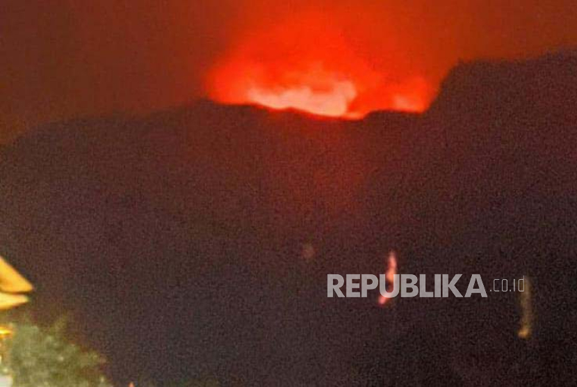 Kebakaran di kawasan Gunung Papandayan, Kecamatan Cisurupan, Kabupaten Garut, Jawa Barat, Ahad (22/10/2023) malam.