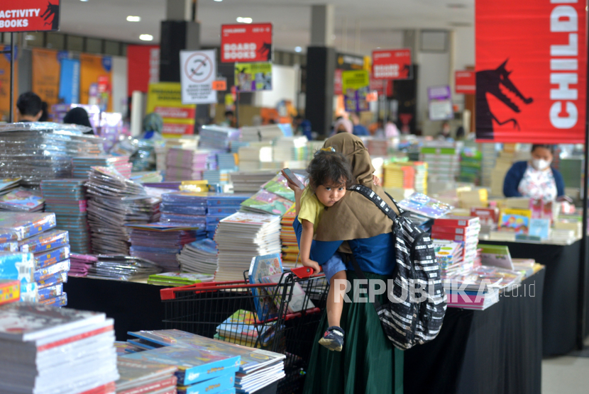 Pengunjung memilih buku saat bazar buku Big Bad Wolf Books di Bandara Internasional Adisucipto, Yogyakarta, Kamis (27/7/2022).  Pameran yang berlangsung hingga 7 Agustus 2022 ini menghadirkan 35.000 judul buku baru yang bertujuan untuk meningkatkan literasi serta budaya gemar membaca.