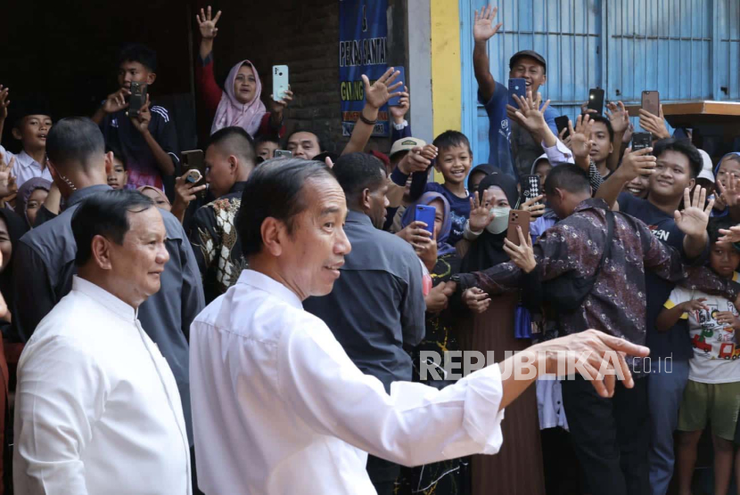 Momen Presiden Jokowi menunjuk dan mengacungkan jempol kepada Menteri Pertahanan Prabowo Subianto di Pasar Grogolan, Pekalongan, Jawa Tengah, Selasa (29/8/2023). 