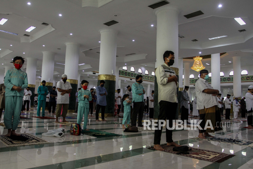 Umat muslim melaksanakan shalat Idul Adha di Masjid Raya Annur Pekanbaru, di Pekanbaru, Riau, Jumat (31/7/2020). Masjid Raya Annur Riau Kini Punya Enam Payung Elektrik Raksasa