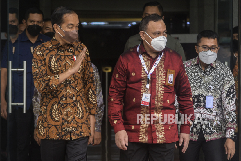 Presiden Joko Widodo bersama Ketua KPK Firli Bahuri usai menghadiri peringatan Hari Antikorupsi Sedunia (Hakordia) 2021 di Gedung KPK, Jakarta, Kamis (9/12). Jokowi menekankan metode pemberantasan korupsi terus diperbaiki dan disempurnakan.