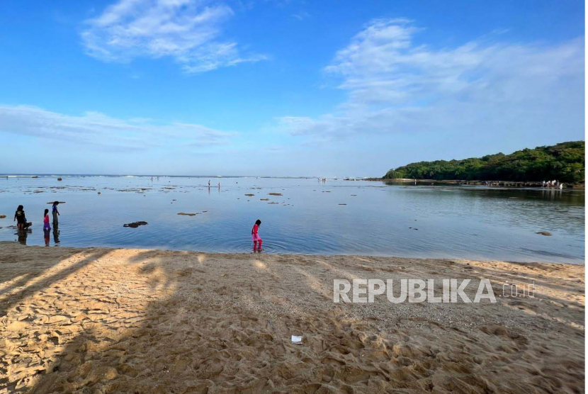 Suasana Pantai Sayang Heulang di Kecamatan Pameungpeuk, Kabupaten Garut, Jawa Barat, Ahad (23/4/2023).