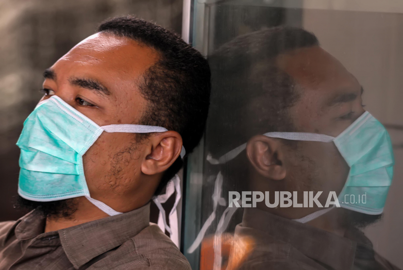 Warga memakai masker saat beraktivitas. Pemerintah Kota Administrasi Jakarta Selatan mengerahkan seluruh camat di wilayah untuk mensosialisasikan kewajiban penggunaan masker kepada masyarakat saat beraktivitas di luar ruangan.