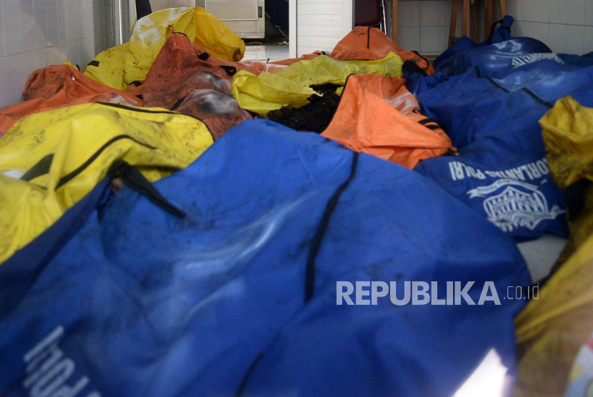 Sejumlah kantong jenazah berisi korban kebakaran Lembaga Pemasyarakatan (Lapas) Kelas I Tangerang, Banten, Rabu (8/9). 