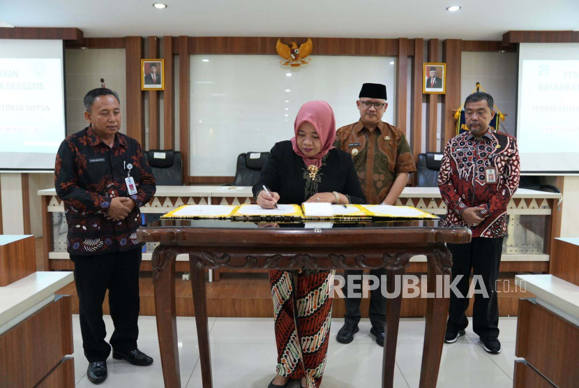 Bupati Sleman Kustini Sri Purnomo melakukan penandatanganan kerja sama dengan Pemerintah Kabupaten Belitung di Ruang Rapat Sembada Kantor Sekretariat Daerah Kabupaten Sleman, Senin (22/4/2024). 