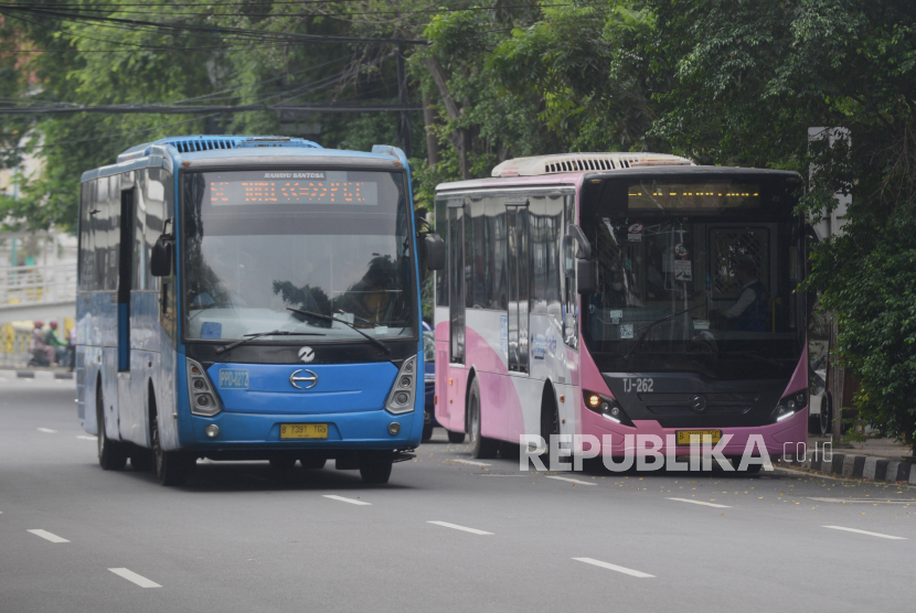 Bus pink Transjakarta melintas di Pasar Baru, Jakarta, Senin (25/7/2022). PT Transportasi Jakarta (Transjakarta) membuka lowongan kerja dengan melakukan penambahan sebanyak 1.801 karyawan untuk ditempatkan sebagai Petugas Layanan Operasi (PLO). 