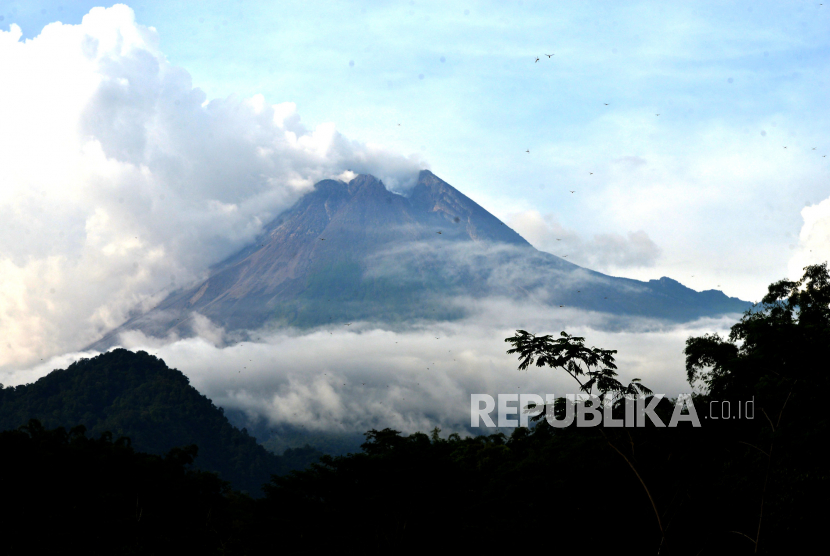 Gunung Merapi terlihat jelas dari Kali Kuning, Sleman, Yogyakarta.