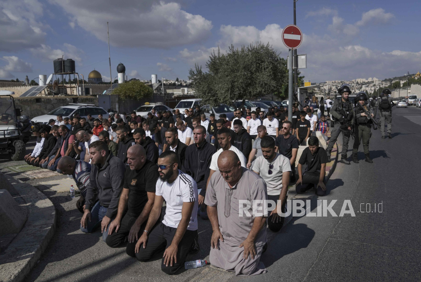 Jamaah Muslim Palestina yang dilarang memasuki Masjid Al-Aqsa melaksanakan shalat di luar kompleks Al Aqsa.