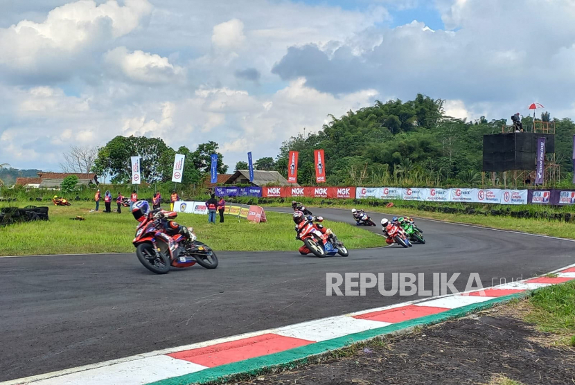 Sejumlah pembalap mengikuti ajang balap motor Oneprix Indonesia Motorprix Championship 2023 Putaran 3 di Sirkuit Bukit Peusar, Kota Tasikmalaya, Ahad (9/7/2023). (Ilustrasi)