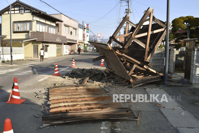  Foto ini menunjukkan pintu masuk rumah yang rusak di kota Kori, utara kota Fukushima, timur laut Jepang, Ahad (14/2), setelah gempa bumi pada hari Sabtu. Penduduk di timur laut Jepang.