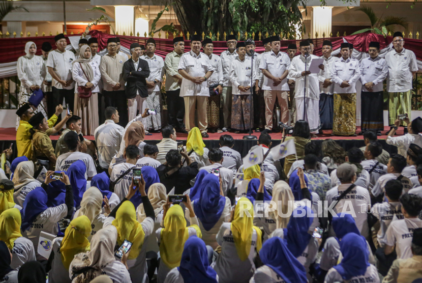 Bakal calon presiden dari Koalisi Indonesia Maju (KIM) Prabowo Subianto (kedelapan kiri) menyambut relawan Jagat Prabowo di Jakarta, Kamis (19/10/2023). Relawan Jagat Prabowo mendeklarasikan dukungan kepada Prabowo Subianto untuk memenangkan Pilpres 2024. 