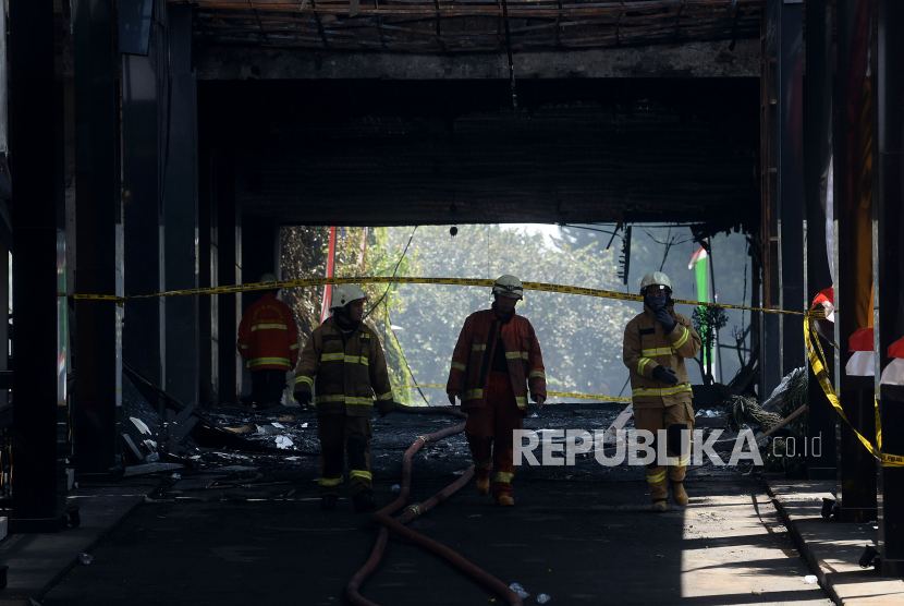 Petugas pemadam kebakaran beraktivitas di gedung utama Kejaksaan Agung yang terbakar di Jakarta, Ahad (23/8). Kebakaran tersebut berawal sejak Sabtu (22/8) malam dan api diduga sementara berasal dari lantai enam yang merupakan bagian kepegawaian.Prayogi/Republika