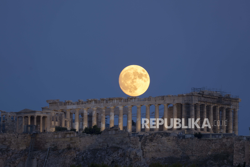Destinasi wisata Akropolis di Athena. Yunani terpaksa menutup sekolah dan destinasi wisata akropolis akibat gelombang panas.