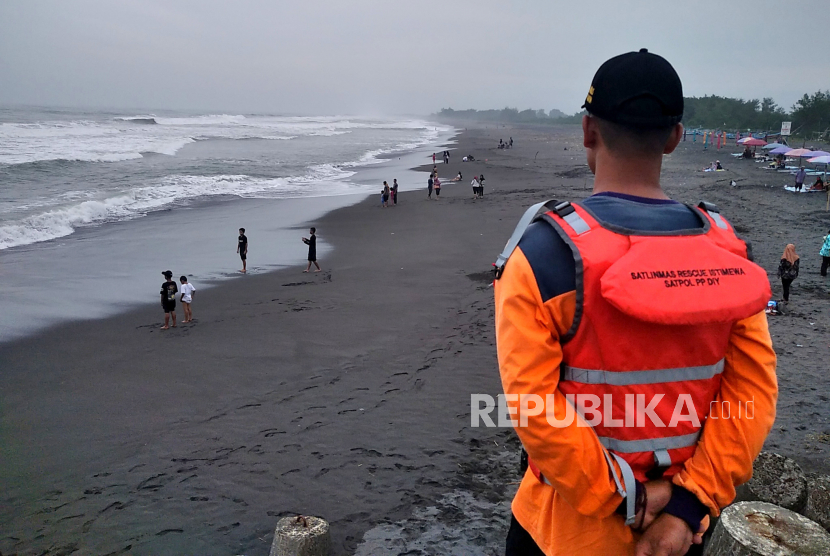 Petugas SAR mengawasi wisatawan saat gelombang tinggi di Pantai Glagah, Kulonprogo, Yogyakarta.