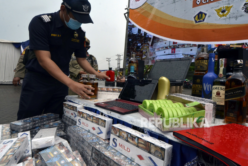 Petugas Bea Cukai menyita barang bukti hasil sitaan rokok ilegal (ilustrasi).