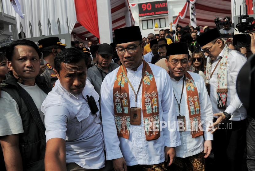 Pasangan bakal calon gubernur dan wakil gubernur DKI Jakarta Ridwan Kamil (kiri) dan Suswono (kanan) usai mendaftar di kantor KPU DKI Jakarta, Rabu (28/8/2024). Pasangan Ridwan Kamil dan Suswono menjadi pendaftar kedua bakal calon gubernur dan wakil gubernur DKI Jakarta sebagai peserta dalam Pilgub DKI Jakarta 2024 dengan dukungan dari 13 partai yang terbagung dalam Koalisi Pemersatu. Seusai pendaftaran, KPU DKI Jakarta akan melakukan verifikasi data dan berkas bakal calon gubernur dan wakil gubernur selama tiga hari sebelum ditetapkan sebagai calon gubernur dan wakil gubernur.