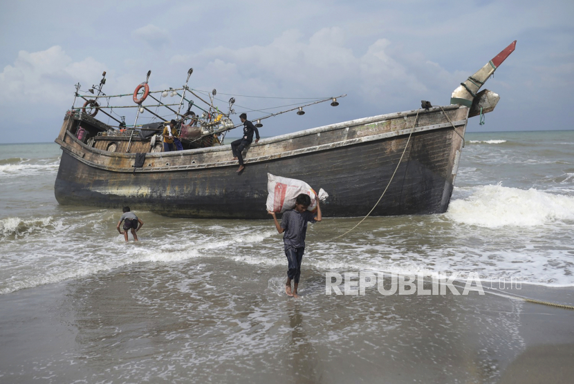 Sedikitnya 17 pengungsi Rohingya meninggal dunia, dan 30 lainnya masih hilang setelah sebuah kapal terbalik dalam cuaca buruk di Teluk Benggala