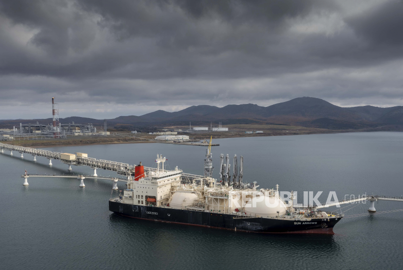 Kapal tanker Sun Arrows memuat muatannya berupa gas alam cair dari proyek Sakhalin-2 di pelabuhan Prigorodnoye, Rusia, pada Jumat, 29 Oktober 2021. Negara anggota Kelompok Tujuh (G7) memprotes keputusan Rusia yang mewajibkan pembayaran gas dengan mata uang rubel.