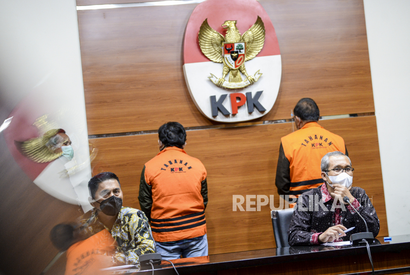 Wakil Ketua KPK Alexander Marwata (kanan) memberikan keterangan pers dengan latar belakang dua orang tersangka kasus dugaan korupsi pabrik gula Djatiroto di gedung KPK, Jakarta, Kamis (25/11/2021). KPK menahan dua orang tersangka yakni eks Direktur Produksi PTPN XI Tahun 2015-2016 Budi Adi Prabowo dan Direktur PT. Wahyu Daya Mandiri (WDM) Arif Hendrawan dalam penyelidikan kasus dugaan korupsi pengadaan dan pemasangan six roll mill di Pabrik Gula Djatiroto PT Perkebunan Nusantara XI periode tahun 2015-2016, yang merugikan negera mencapai Rp15 Miliar. 