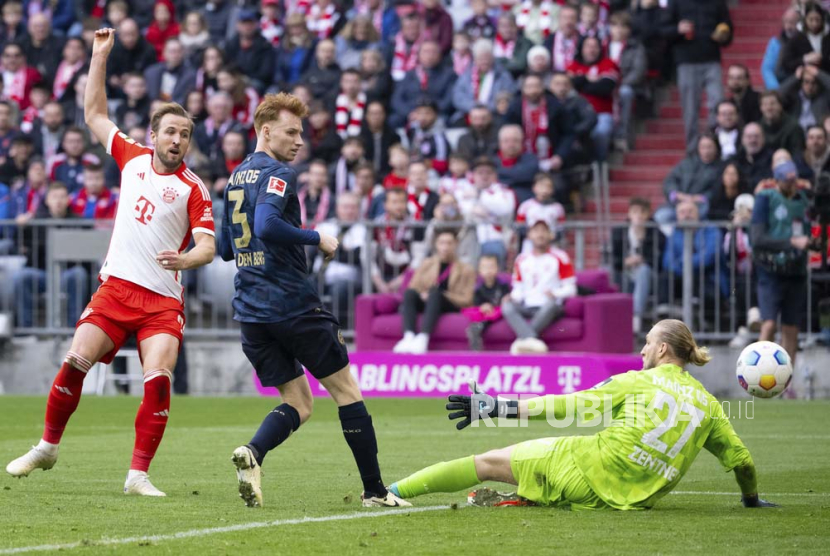 Pemain Bayern Munchen Harry Kane melepaskan tendangan ke gawang Mainz pada pertandingan Bundesliga Jerman, di Munich, Sabtu (9/3/2024). Munchen menang telak 8-1 atas Mainz. Harry Kane sukses mencetak hatrick pada menit 13, 52 dan 70. Leon Goretzka mencetak dua gol di menit 19, 92. Adapun gol Munchen lainnya dicetak Thomas Muller (47), Jamal Musiabala (61) dan Serge Gnarby (66). Satu gol Mainz dicetak Nadiem Amiridi menit ke-31.