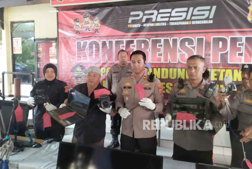 Kapolsek Bandung Wetan Kompol Danu Raditya Atmaja mengungkap kasus pencurian dengan tersangka pemulung, Rabu (4/10/2023). 