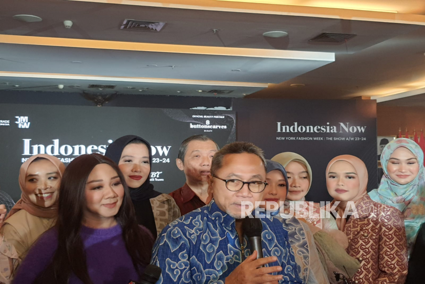Menteri Perdagangan Zulkifli Hasan bersama tujuh brand Indonesia yang akan tampil di New York Fashion Week (NYFW). Selasa (31/1/2023) di aula Kementerian Perdagangan, Jakarta Pusat.