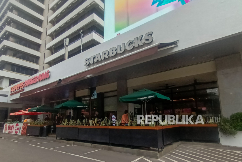 Gerai Starbucks kembali beroperasi setelah Aksi Bela Palestina berakhir di Jalan MH Thamrin, Jakarta, Ahad (5/11/2023). Gerai makanan cepat saji McDonalds dan Starbucks kembali beroperasi pasca Aksi Damai Aliansi Rakyat Indonesia Bela Palestina yang digelar di Monas.