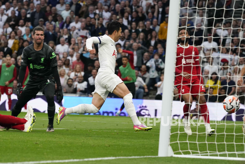 Penyerang Tottenham Hotspur Son Heung-min mencetak gol ke gawang Liverpool dalam lanjutan Liga Primer Inggris, Ahad (1/10/2023).